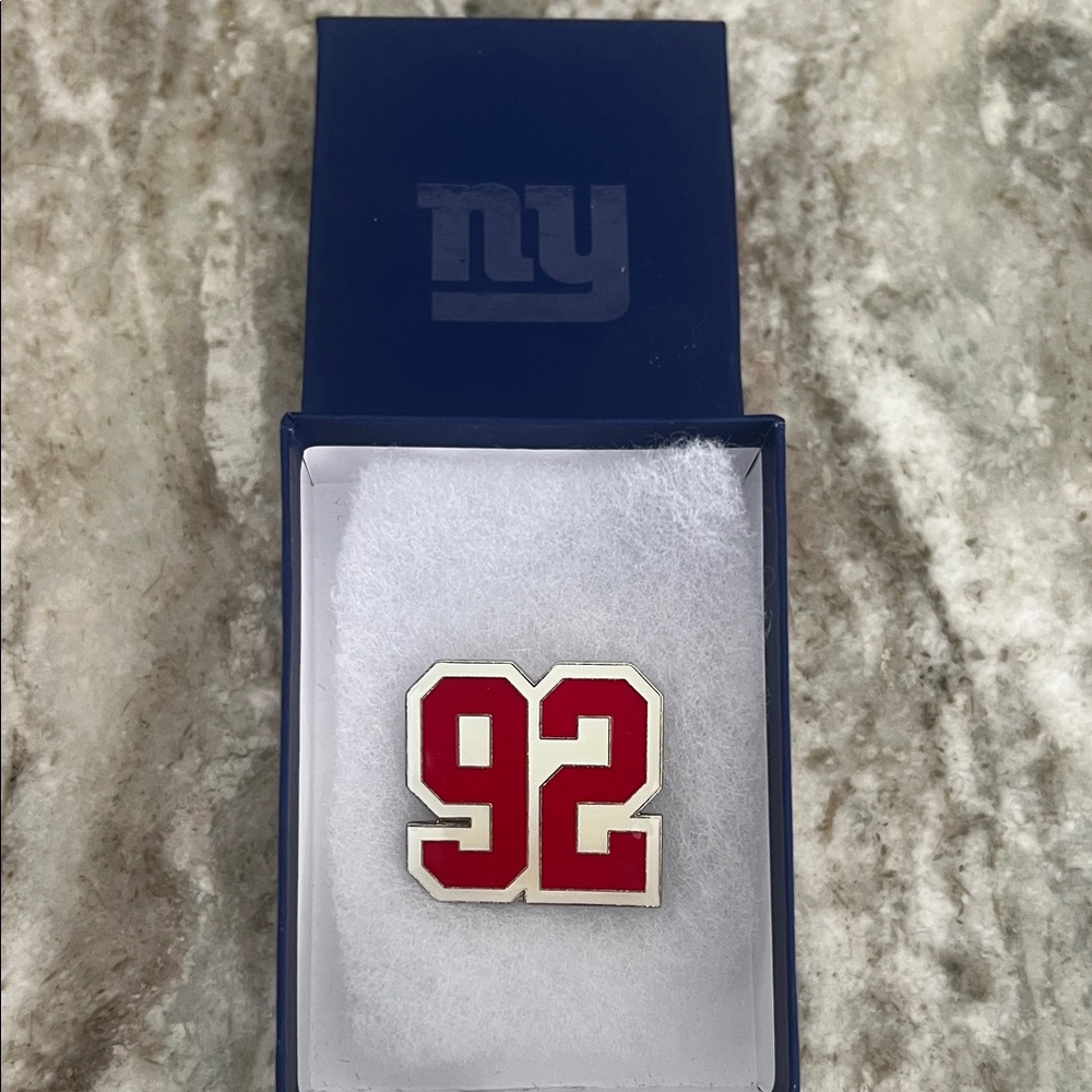 New York Giants '92' Pin in Blue Box Micheal Strahan